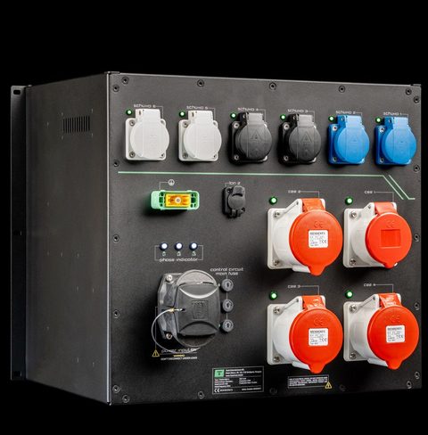 Output status LEDs beside the auxiliary connectors