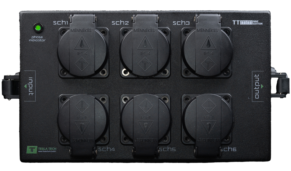 Front of TTMM-004 with six closed Schuko outlets labelled sch1 to sch6 in two rows, the phase indicator and the input and output connectors