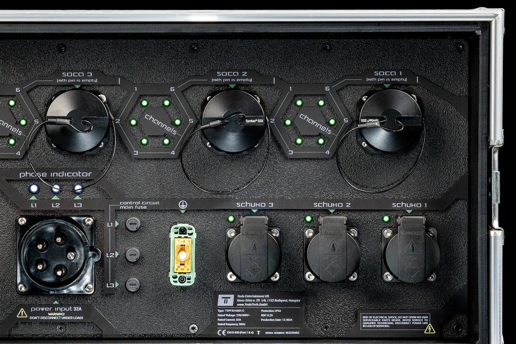 Rear panel of the TTPF32-001 with three Socapex outputs, channel LEDs, phase indicator, 32A power input and three Schuko outputs