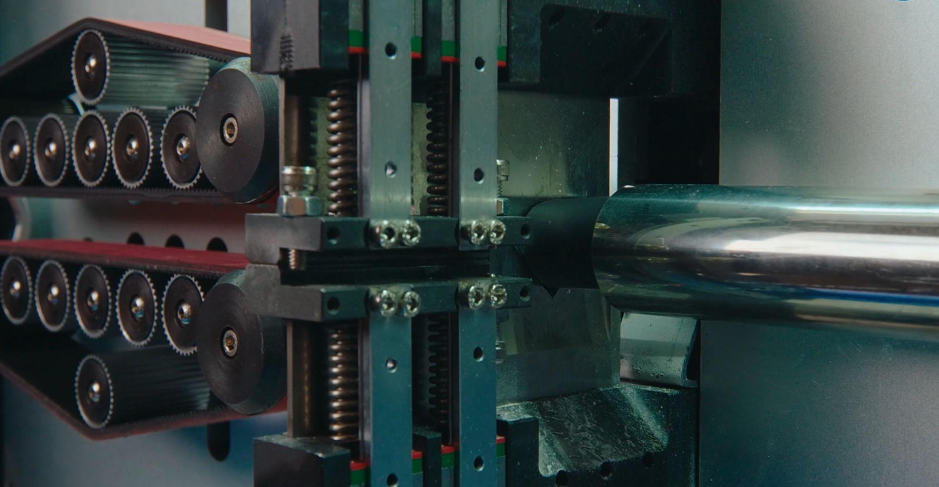 Cable feeding through the rollers of an automated cable processing machine