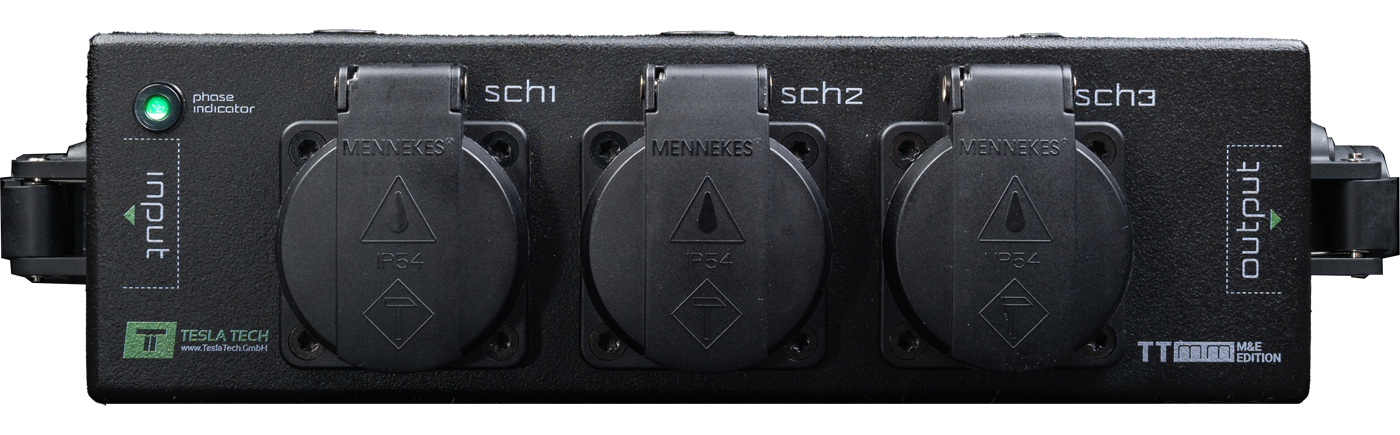 Front of TTMM-001 with three closed Schuko outlets labelled sch1 to sch3, the phase indicator and the input and output connectors
