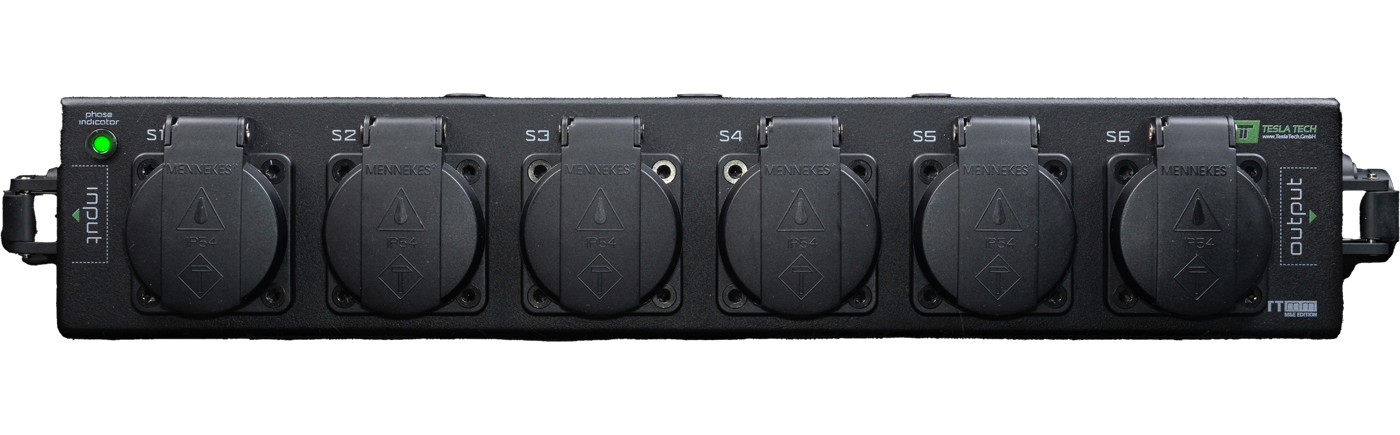 Front of TTMM-003 with six closed Schuko outlets labelled S1 to S6, the phase indicator and the input and output connectors