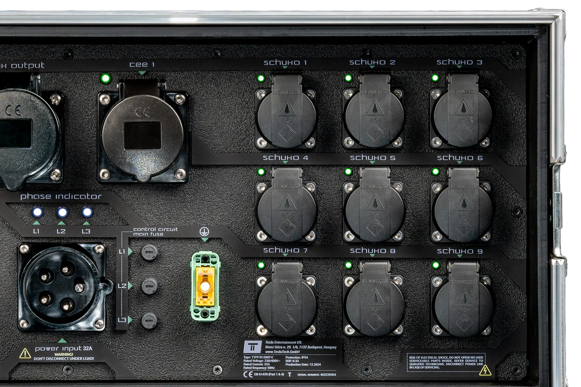 Close-up of the output area with the looped CEE 32A, protected CEE 16A and auxiliary outputs